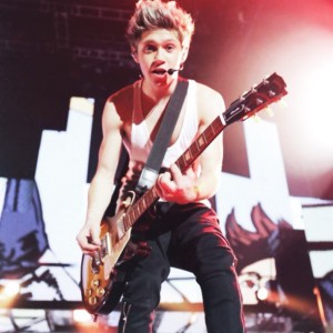 niallhoran-playing-guitar-onstage